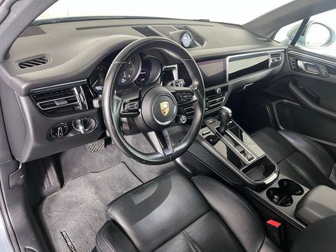Certified 2024 Porsche Macan image 4