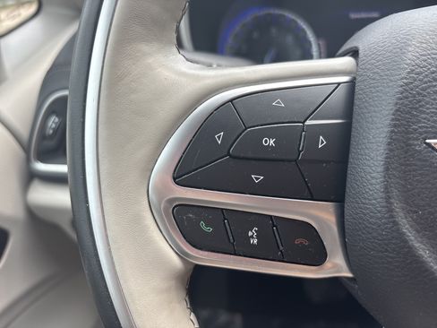 Used 2019 Chrysler Pacifica Limited w/ Advanced Safetytec Group FWD image 29