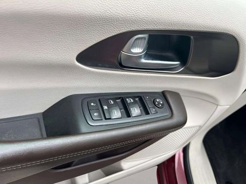 Used 2018 Chrysler Pacifica L image 9