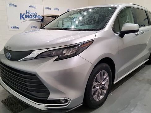 Used 2024 Toyota Sienna XLE FWD image 5