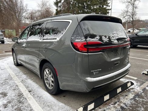 Used 2021 Chrysler Pacifica Touring image 3