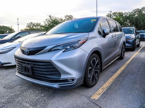 Used 2025 Toyota Sienna Platinum FWD image 1