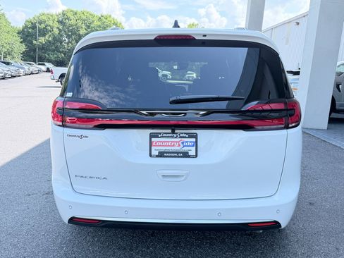 New 2027 Chrysler Pacifica Pinnacle w/ Theater Group FWD image 8