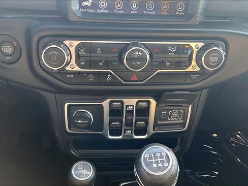 Used 2018 Jeep Wrangler Unlimited Sahara AWD/4WD image 29