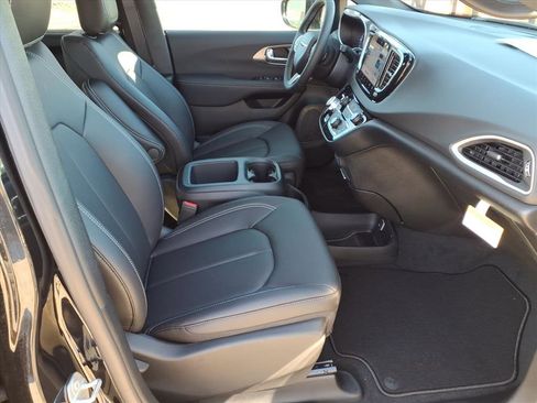 New 2026 Chrysler Voyager LX image 7