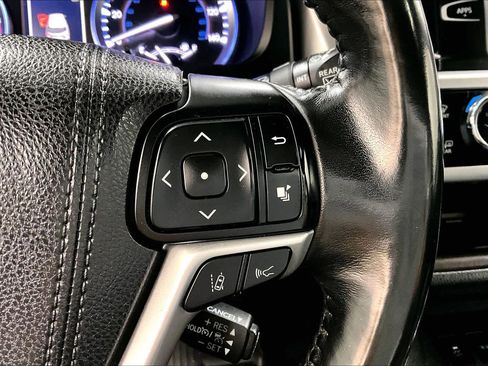 Used 2018 Toyota Highlander XLE AWD/4WD image 23