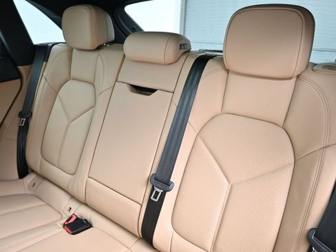 Certified 2026 Porsche Macan AWD/4WD image 6