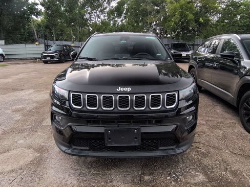 Used 2025 Jeep Compass Latitude AWD/4WD image 2