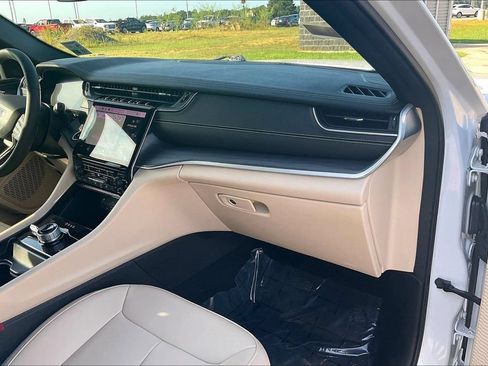 Used 2025 Jeep Grand Cherokee Limited AWD/4WD image 13