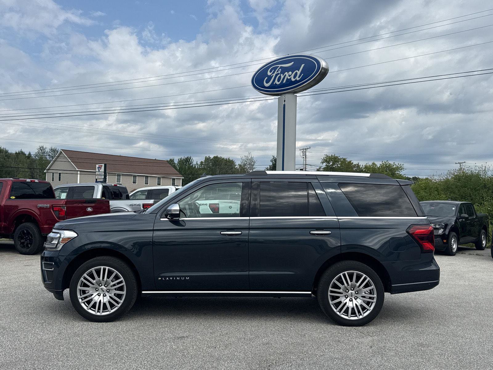 Used 2024 Ford Expedition Platinum AWD/4WD image 4