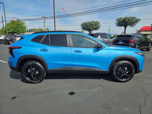 New 2026 Chevrolet Trax LT w/ Midnight Edition FWD image 7