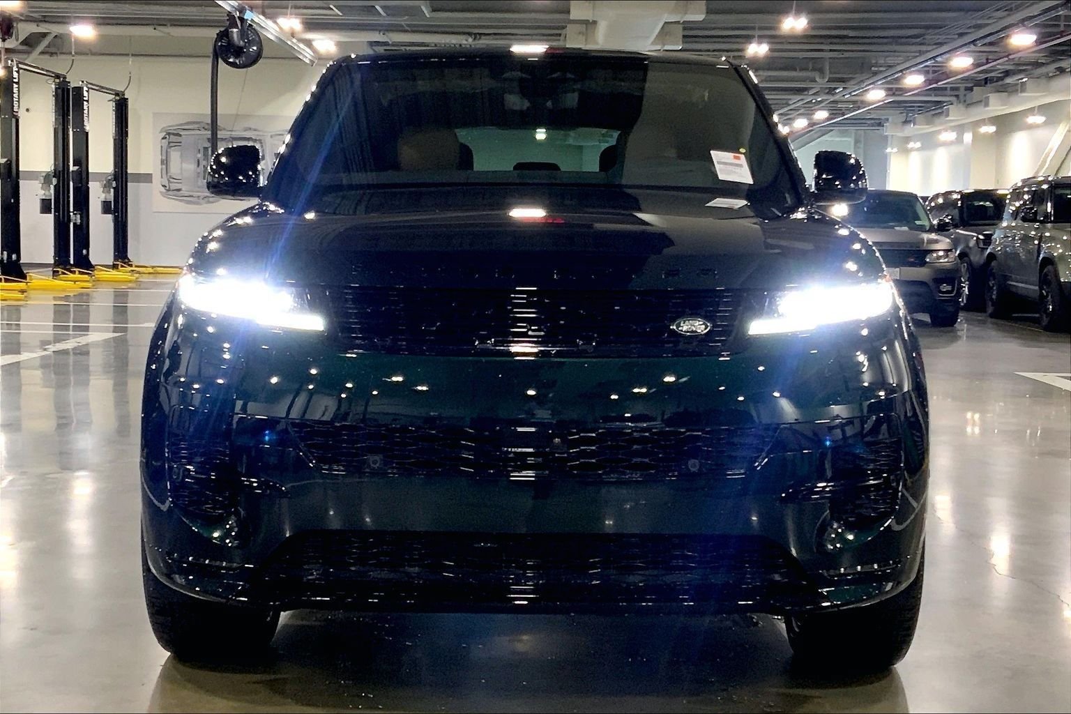 New 2027 Land Rover Range Rover Sport Dynamic SE AWD/4WD image 3