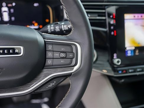 Used 2022 Jeep Wagoneer Series III w/ Premium Group I image 15