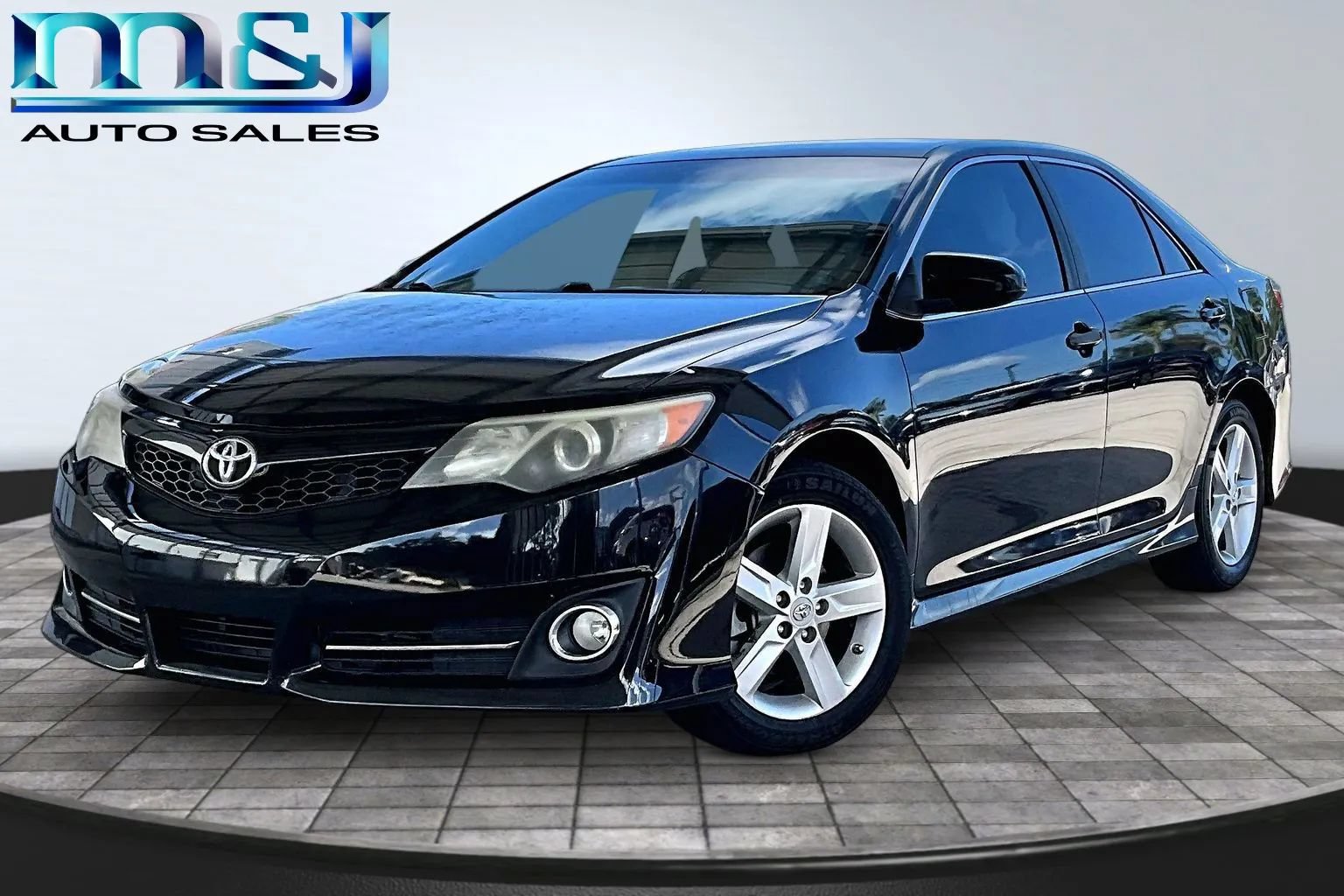 Used 2012 Toyota Camry SE FWD image 1