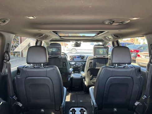 Used 2020 Chrysler Pacifica Touring-L Plus w/ Advanced Safetytec Group FWD image 43
