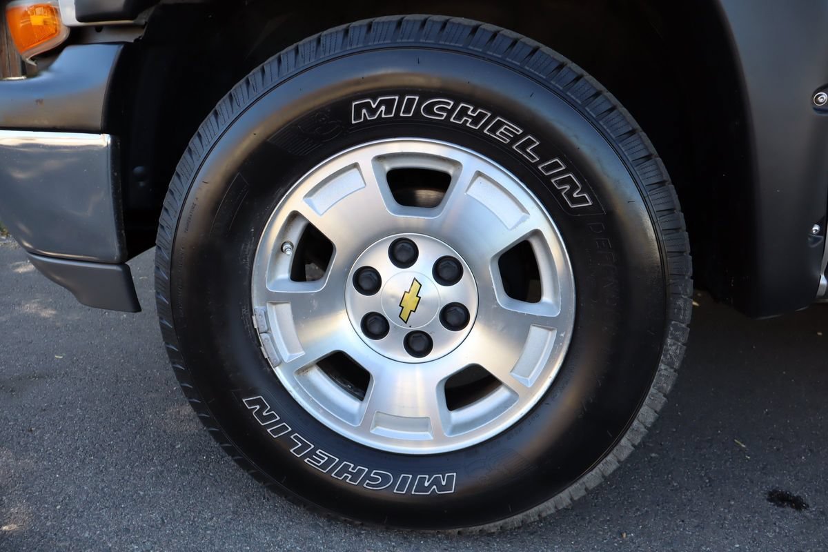 Used 2004 Chevrolet Suburban LS w/ Preferred Equipment Group AWD/4WD image 38