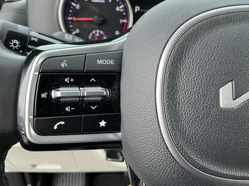 Used 2024 Kia Carnival LX FWD image 17