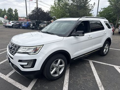 Used 2017 Ford Explorer XLT w/ Equipment Group 201A AWD/4WD image 2