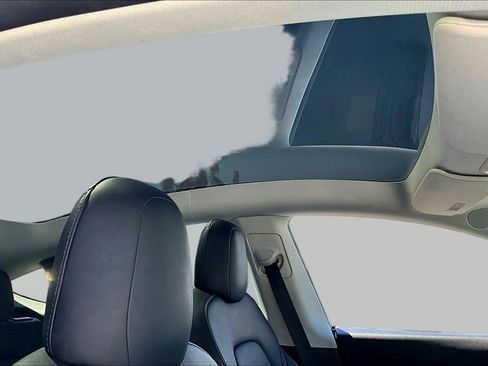 Used 2022 Tesla Model Y Long Range image 26