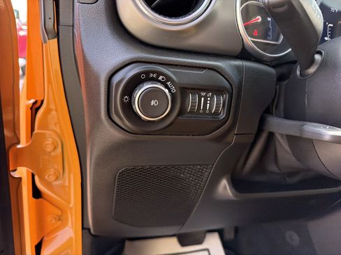 Used 2021 Jeep Wrangler Rubicon w/ Cold Weather Group AWD/4WD image 16