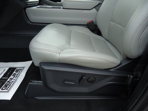 Used 2025 Ford Expedition Max Active AWD/4WD image 25