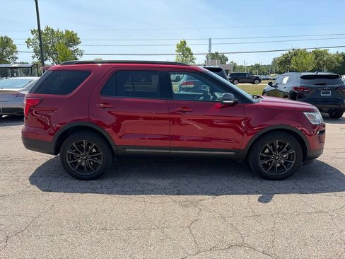 Used 2018 Ford Explorer XLT w/ Equipment Group 202A AWD/4WD image 4
