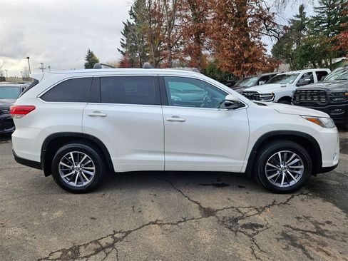 Used 2018 Toyota Highlander XLE image 8