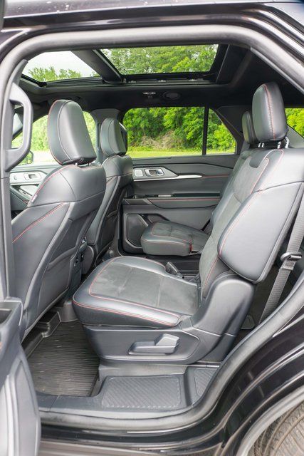 Used 2025 Ford Explorer ST AWD/4WD image 12