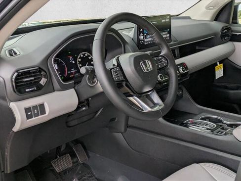 New 2025 Honda Pilot Touring image 3