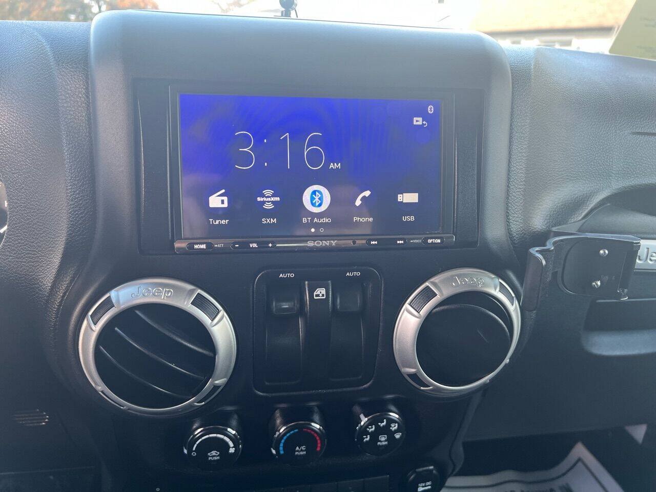 Used 2018 Jeep Wrangler Sahara w/ Connectivity Group AWD/4WD image 17