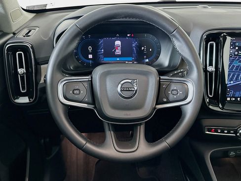 Used 2025 Volvo XC40 B5 Core image 18