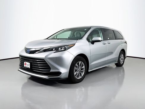 Used 2024 Toyota Sienna LE AWD/4WD image 3