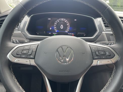 Used 2023 Volkswagen Tiguan SE w/ Panoramic Sunroof Package FWD image 10
