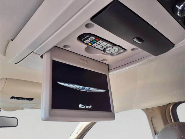 Used 2016 Chrysler Town & Country Touring FWD image 18