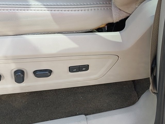 Used 2017 Lincoln Navigator Select RWD image 2