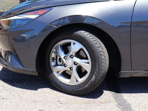Used 2021 Hyundai Elantra SE FWD image 5