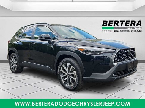 Used 2025 Toyota Corolla Cross XLE AWD/4WD image 1