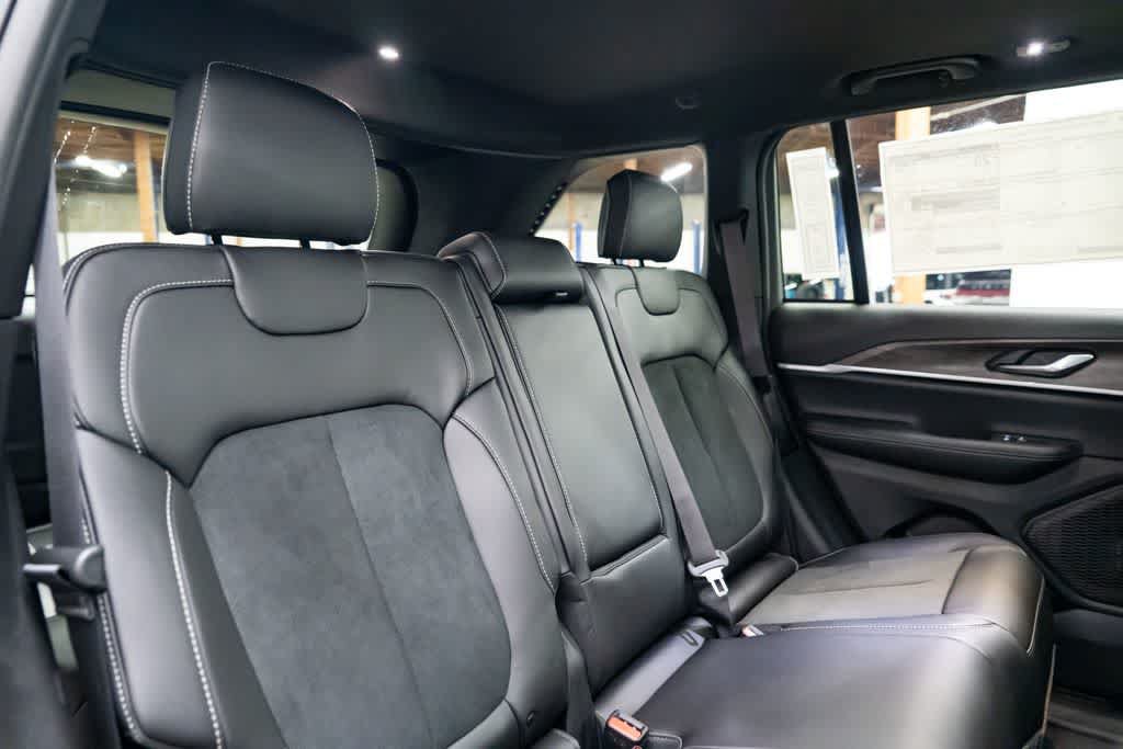 New 2026 Jeep Grand Cherokee Altitude AWD/4WD image 32