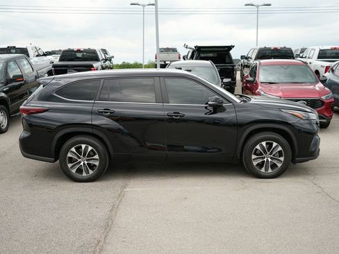 Used 2024 Toyota Highlander XLE FWD image 4