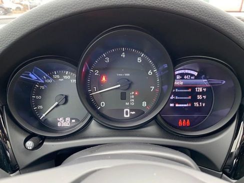 Certified 2024 Porsche Macan image 9