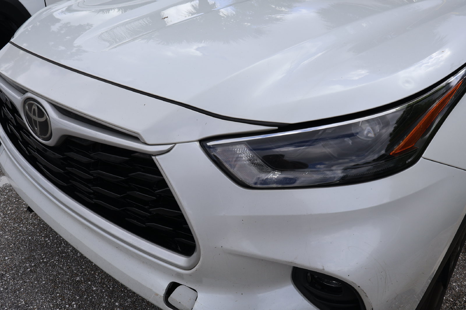 Used 2023 Toyota Highlander XLE FWD image 3