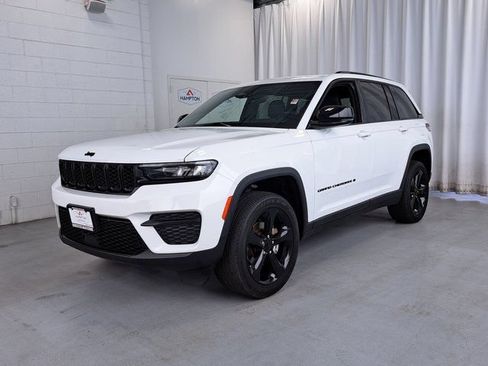 Used 2022 Jeep Grand Cherokee Altitude AWD/4WD image 2
