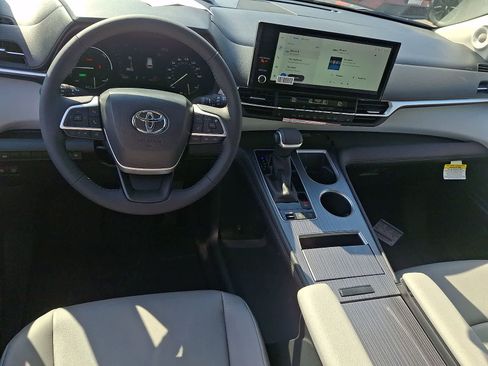 New 2026 Toyota Sienna XLE FWD image 10