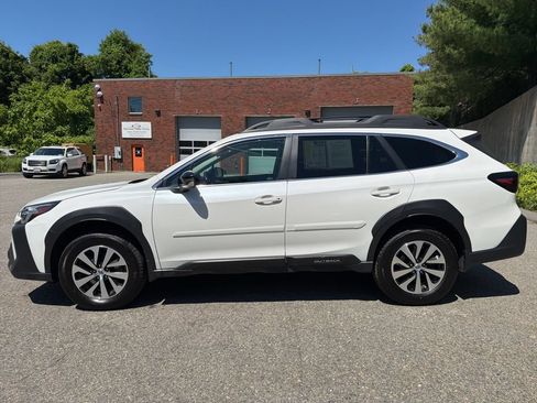 Used 2025 Subaru Outback Premium AWD/4WD image 3
