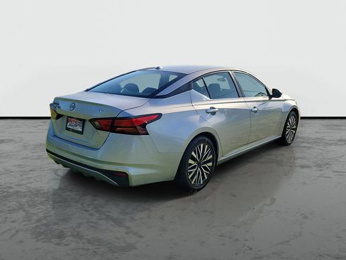 Used 2024 Nissan Altima 2.5 SV FWD image 2