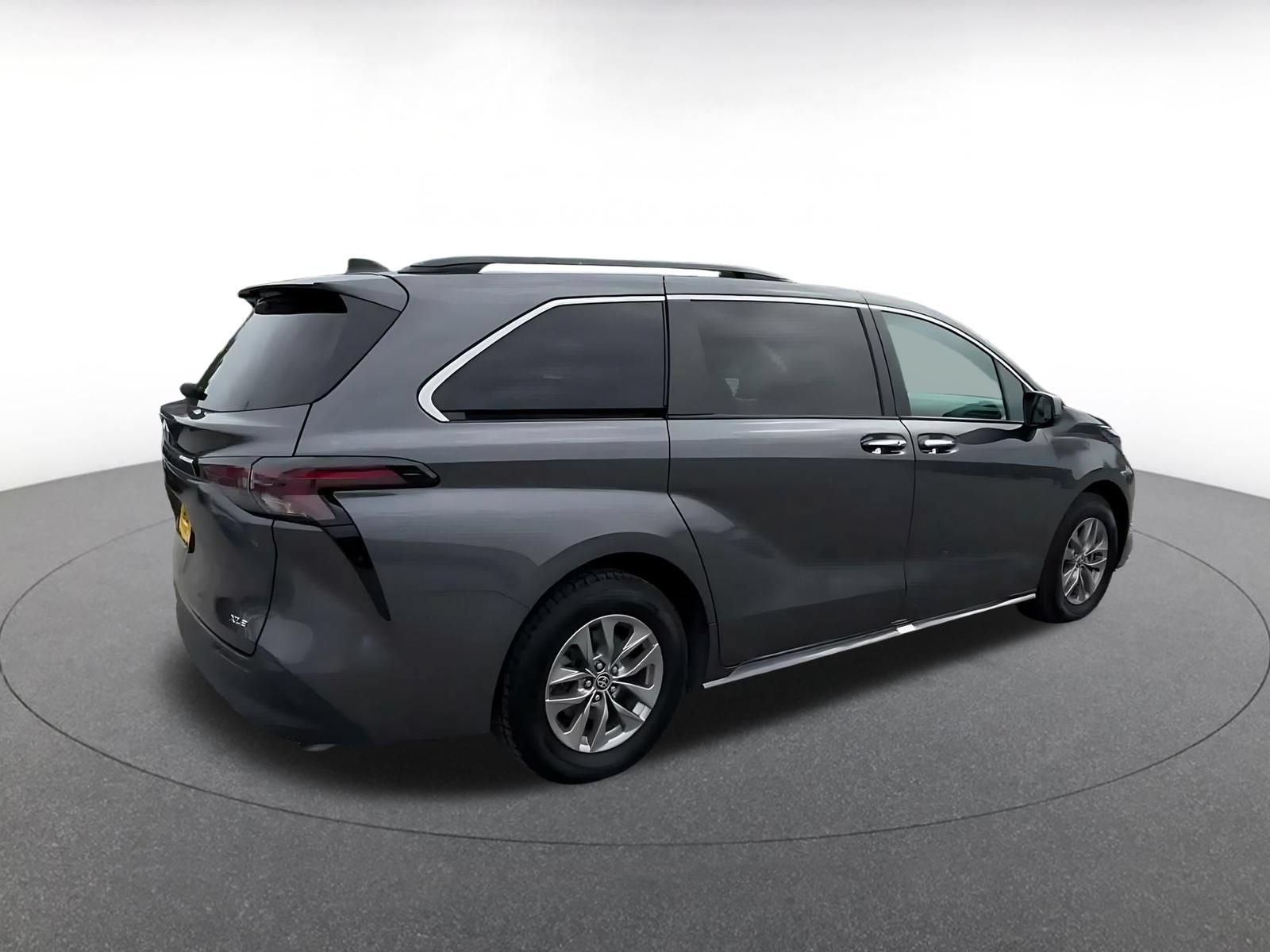 Used 2025 Toyota Sienna XLE FWD image 14