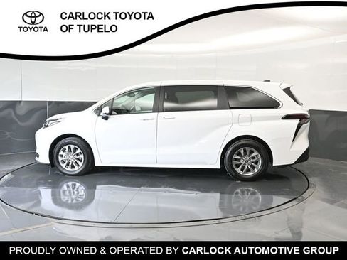Used 2026 Toyota Sienna LE FWD image 9
