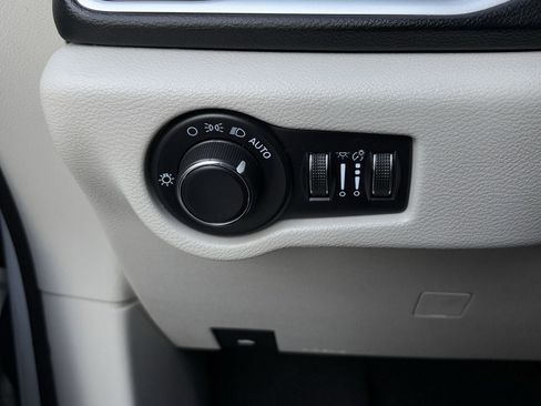 Used 2023 Chrysler Voyager LX image 24