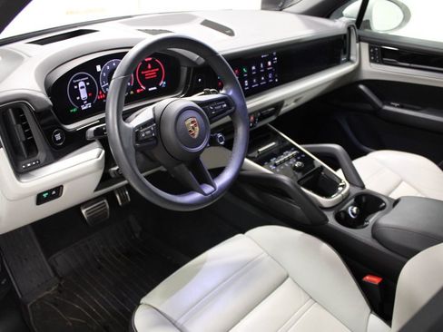 Used 2024 Porsche Cayenne S image 4