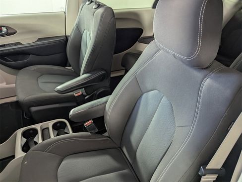 Used 2022 Chrysler Voyager LX image 12